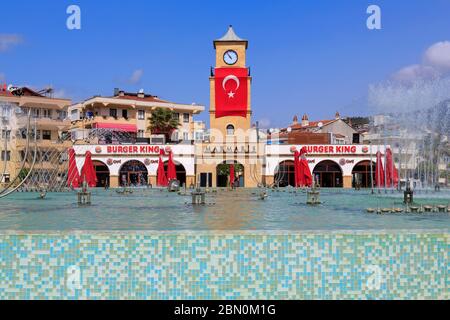 Piazza della Gioventù Fontana & Torre dell'Orologio, Marmaris, provincia di Mugla, Turchia Foto Stock