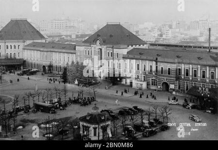 [ 1940 Giappone - Stazione di Tokyo ] - la stazione di Tokyo del primo dopoguerra, situata nel quartiere degli affari di Marunouchi a Tokyo, alla fine degli anni '40. Questa foto mostra la stazione senza il terzo piano e le cupole, che sono state distrutte durante i bombardamenti di fuoco del 1945 (Showa 20). cartolina vintage del xx secolo. Foto Stock