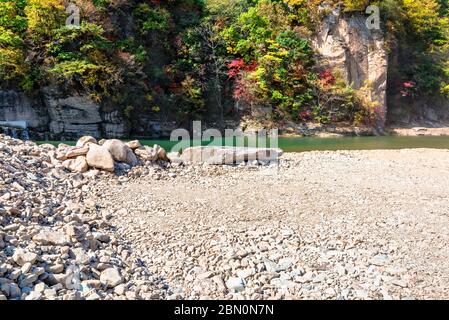 Vuoto pavimento roccioso e pulito e confortevole paesaggio naturale autunno. Foto Stock