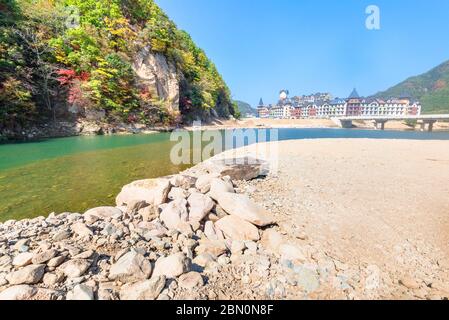 Vuoto pavimento roccioso e pulito e confortevole paesaggio naturale autunno. Foto Stock