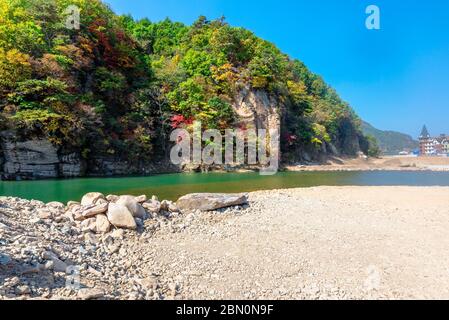 Vuoto pavimento roccioso e pulito e confortevole paesaggio naturale autunno. Foto Stock