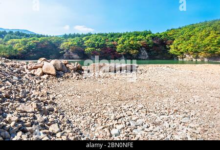 Vuoto pavimento roccioso e pulito e confortevole paesaggio naturale autunno. Foto Stock