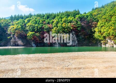 Vuoto pavimento roccioso e pulito e confortevole paesaggio naturale autunno. Foto Stock