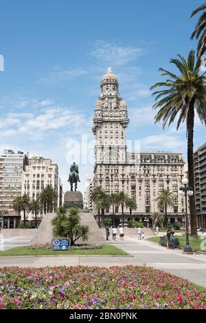 Montevideo / Uruguay, 29 dicembre 2018: Piazza dell'Indipendenza, Plaza Independencia, e vista esterna del Palazzo salvo, l'edificio più alto in latino Ame Foto Stock