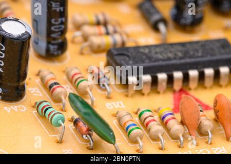 Scheda a circuito stampato vintage con componenti elettronici. Primo piano con DOF poco profondo . Foto Stock