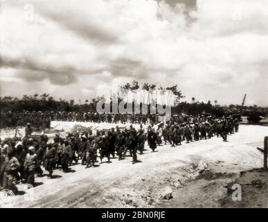 [ 1945 Giappone - POW giapponesi a Okinawa ] - prigionieri di guerra giapponesi a Okinawa, 1945 (Showa 20). stampa in argento gelatina del xx secolo. Foto Stock