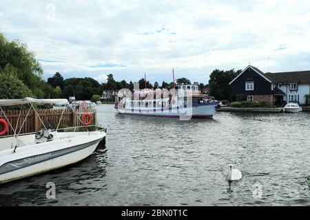 I passeggeri del Cordon Rouge si godono un viaggio lungo i Broads a Wroxham a Norfolk, Inghilterra, Regno Unito Foto Stock