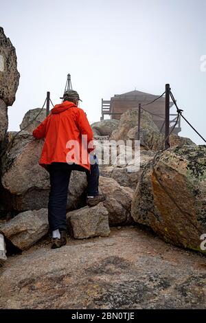 WY04218-00...WYOMING - Hiker si avvicina al Black Mountain Lookout in una giornata di nebbia nella foresta nazionale di Bighorn. Foto Stock