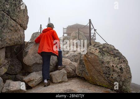 WY04219-00...WYOMING - Hiker si avvicina al Black Mountain Lookout in una giornata di nebbia nella foresta nazionale di Bighorn. Foto Stock