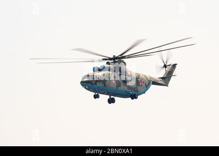 Russia, Khabarovsk - 9 maggio 2020: Elicotteri mi-26T2 trasporto militare modernizzato Parata in onore della vittoria. Parata militare in onore di Foto Stock