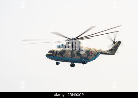 Russia, Khabarovsk - 9 maggio 2020: Elicotteri mi-26T2 trasporto militare modernizzato Parata in onore della vittoria. Parata militare in onore di Foto Stock