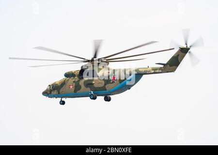 Russia, Khabarovsk - 9 maggio 2020: Elicotteri mi-26T2 trasporto militare modernizzato Parata in onore della vittoria. Parata militare in onore di Foto Stock