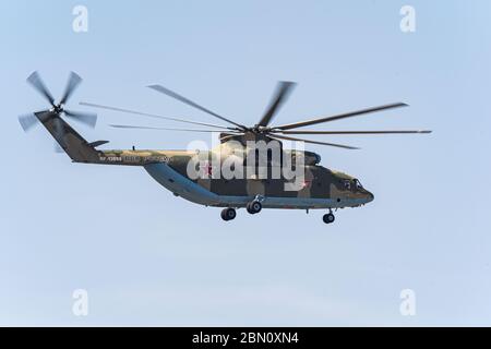 Russia, Khabarovsk - 9 maggio 2020: Elicotteri mi-26T2 trasporto militare modernizzato Parata in onore della vittoria. Parata militare in onore di Foto Stock