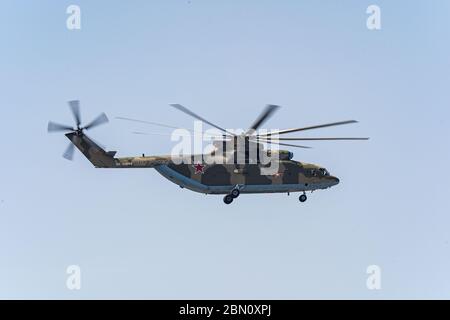 Russia, Khabarovsk - 9 maggio 2020: Elicotteri mi-26T2 trasporto militare modernizzato Parata in onore della vittoria. Parata militare in onore di Foto Stock