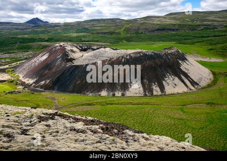 Splendido scenario su Borgarfjordur dalla cima del cratere Grabrok Foto Stock