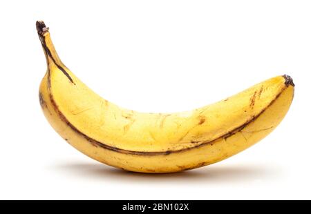 Banana vecchia surmatura. Banana gialla con punti neri. Isolato su uno sfondo bianco. Foto Stock