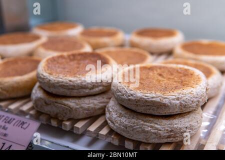 Dolci appena sfornati serviti su un piatto bianco di un forno Foto Stock