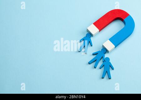 Il reclutamento del personale e un magnete attraggono buoni responsabili dei dipendenti. Sfondo blu. Foto Stock