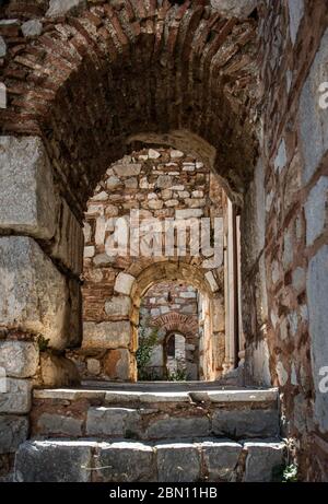 Archi in pietra all'interno di Hosios Loukas (Monastero di San Luca) in Grecia Foto Stock