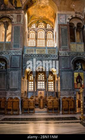 Interno di Hosia Loukas (St. Monastero di Luke) vicino a Distomo, Grecia. La chiesa è una ben conservata rappresentazione dell'architettura bizantina Foto Stock