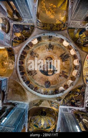 Cupola interna di Hosia Loukas (St. Monastero di Luke) vicino a Distomo, Grecia. La chiesa è una ben conservata rappresentazione dell'architettura bizantina Foto Stock