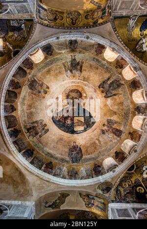 Cupola interna di Hosia Loukas (St. Monastero di Luke) vicino a Distomo, Grecia. La chiesa è una ben conservata rappresentazione dell'architettura bizantina Foto Stock