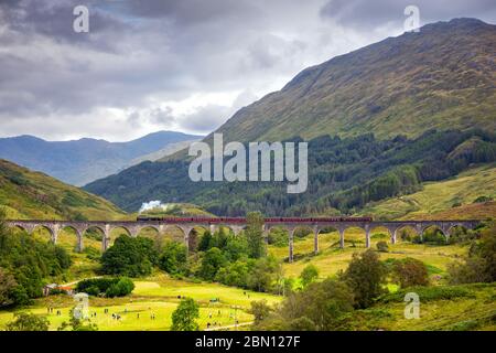 Il treno a vapore Jacobite (AKA The Hogwarts Express) è uno dei viaggi ferroviari più importanti al mondo che si percorrono sulla linea West Highland in Scozia tra for Foto Stock