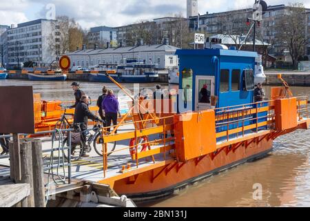 Föri è un traghetto giallo che attraversa il fiume Aurajoki in Turku Finlandia Foto Stock