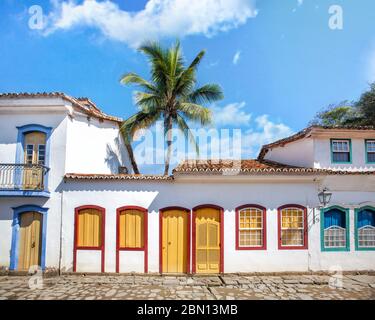 Street e portoghese vecchio case coloniali in centro storico a Paraty, stato di Rio de Janeiro, Brasile Foto Stock