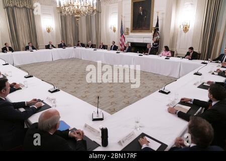 Washington, Stati Uniti d'America. 8 maggio 2020. Il Presidente Donald J. Trump incontra i membri repubblicani del Congresso Venerdì 8 maggio 2020, nella Sala da pranzo di Stato della Casa Bianca persone: Presidente Donald Trump Credit: Storms Media Group/Alamy Live News Foto Stock