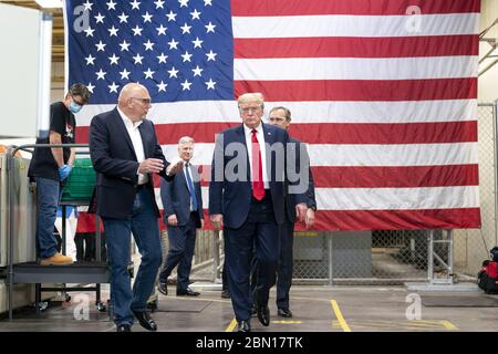 Phoenix, Stati Uniti d'America. 05 maggio 2020. Il Presidente Donald J. Trump visita la linea di assemblaggio della produzione di maschere con il Vice Presidente della catena di approvvigionamento integrata Tony Stallings Martedì, 5 maggio 2020, alla Honeywell International Inc. A Phoenix. Persone: Presidente Donald Trump, Tony Stallings Credit: Storms Media Group/Alamy Live News Foto Stock