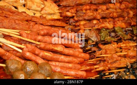 carne e verdure diverse nel bastone di bambù per la vendita Foto Stock