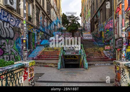 Graffiti colorati e Street art al quartiere Escaliers du Cours Julien di Noailles. Marsiglia, Francia, gennaio 2020 Foto Stock