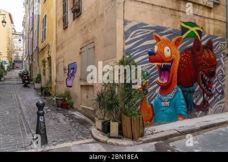 Graffiti colorati e Street art nel quartiere le Panier. Marsiglia, Francia, gennaio 2020 Foto Stock