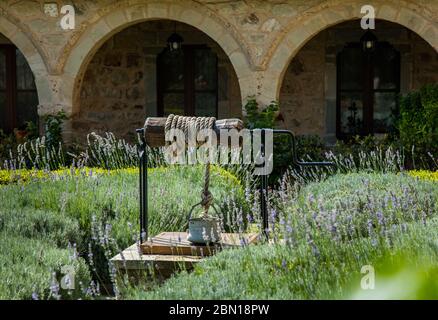 Bene nel cortile del Santo Monastero di San Stefano Foto Stock