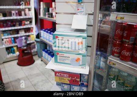 Den Haag, Paesi Bassi. 11 maggio 2020. DEN HAAG, 12-05-2020, Dutchnews, maschere facciali in vendita a Kruidvat Mondkapjes te koop bij Kruidvat Credit: Pro Shots/Alamy Live News Foto Stock