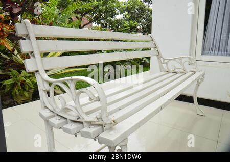 Sedia bianca per interni Foto Stock