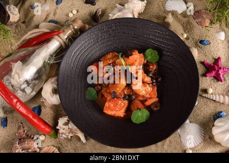 Stufato di pesce - salmone, pesce persico e gamberi | pomodori ciliegini | salsa di pomodoro. Un delizioso pesce brasiliano Stew (chiamato Moqueca!) con i pomodori, su Foto Stock