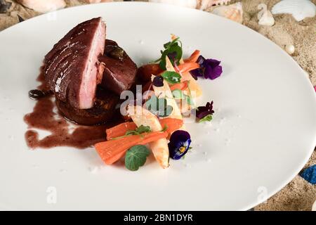 Tonno "Drunken" in stile marchigiano con verdure. Ristorazione ristorazione ristorazione ristorazione concetto di ristorazione Foto Stock