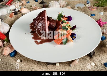 Tonno "Drunken" in stile marchigiano con verdure. Ristorazione ristorazione ristorazione ristorazione concetto di ristorazione Foto Stock