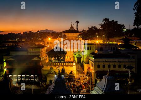 KATHMANDU, NEPAL-ottobre 8,2018: Devoti al Tempio di Pashupatinath di notte nel fiume Bagmati, Kathmandu. Questo è il tempio indù religioso più sacro Foto Stock