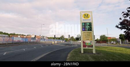 Un cartello Morrisons supermercato che vende benzina senza piombo a 99,7 p al litro al suo negozio in Belle vale, Liverpool, dopo che la catena ha ridotto i suoi prezzi attraverso le sue previsioni nel Regno Unito. Foto Stock