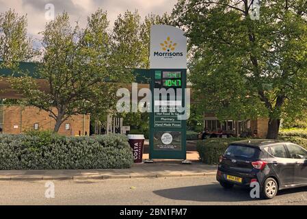 Un cartello Morrisons supermercato che vende benzina senza piombo a 99,7 p al litro a Whitley Bay, Tyne and Wear, dopo che la catena ha ridotto i suoi prezzi attraverso le sue previsioni nel Regno Unito. Foto Stock