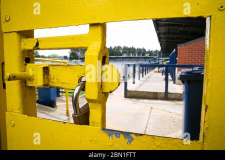 Una vista delle porte chiuse al Cherry Reds Record Stadium, sede dell'AFC Wimbledon. Foto Stock