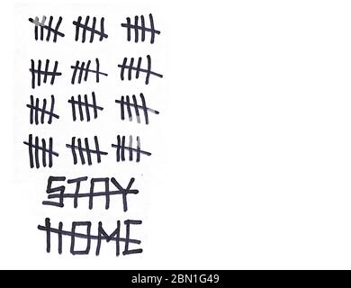 Crossed out Inscription Stay Home e segni tally marks contare i giorni su una parete bianca con copy-space. Concetto di isolamento, quarantena e fine di Foto Stock