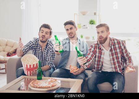 I giovani ragazzi con il cuscinetto sono frustrati per la perdita della squadra in gioco che stanno guardando. Sono appassionati di giochi sportivi come il calcio, il basket Foto Stock