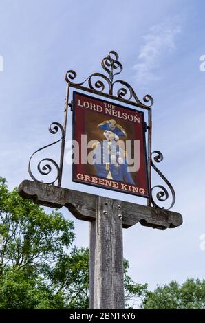 Segno del pub per il Lord Nelson, un pub Greene King, nel villaggio di Burnham Thorpe, Norfolk, Regno Unito Foto Stock