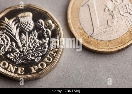 Moneta britannica da una libbra e una moneta da euro. Concetto di tasso di cambio Foto Stock