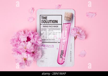 2 - 2020 maggio - Kiev, Ucraina. Maschera facciale rassodante. La maschera monouso Solution Foto Stock
