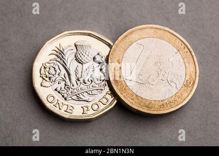Moneta britannica da una libbra e una moneta da euro. Concetto di tasso di cambio Foto Stock